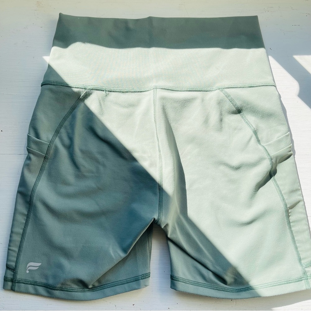 Women's Fabletics PowerHold 6” Shorts - Picture 2 of 7